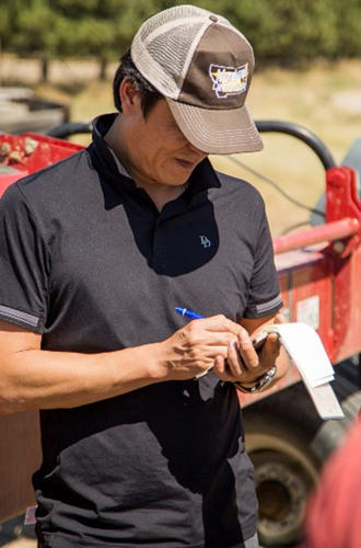 Korean-Trade-Team-Taking-Notes